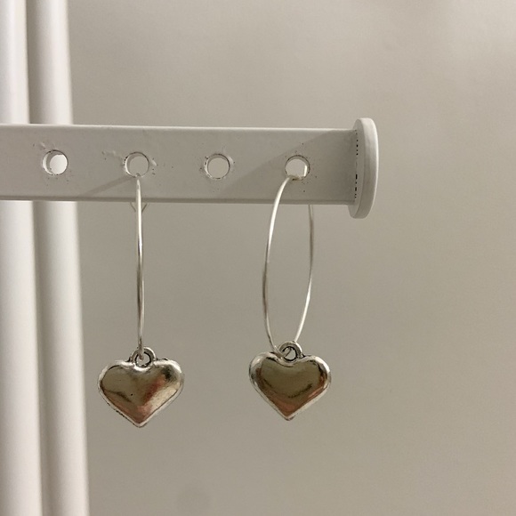 l a s t  one|  silver heart mini hoop earrings🤍✨ - Picture 5 of 7